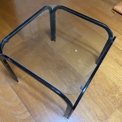 背の低いガラスデスク(ローテーブル)