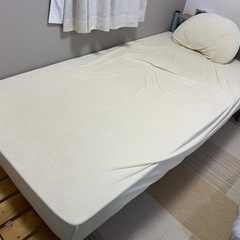 ベッド　およびベッドフレーム