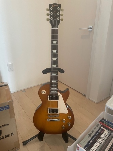 Gibsonギターアンプ、スコア、スタンド、シールド、チューナー