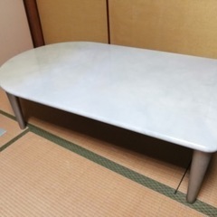 テーブル　天板白色、脚銀色