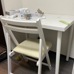 学習机と折り椅子