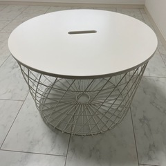 IKEAの白い丸テーブル
