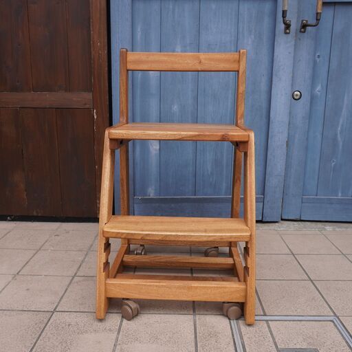 茨城の家具メーカー頑固おやじの学習椅子です。楠無垢材を使用した樟脳の優しい香りがするデスクチェア。サラサラした手触りが心地よい椅子はダイニングのキッズチェアーとしても♪CK208