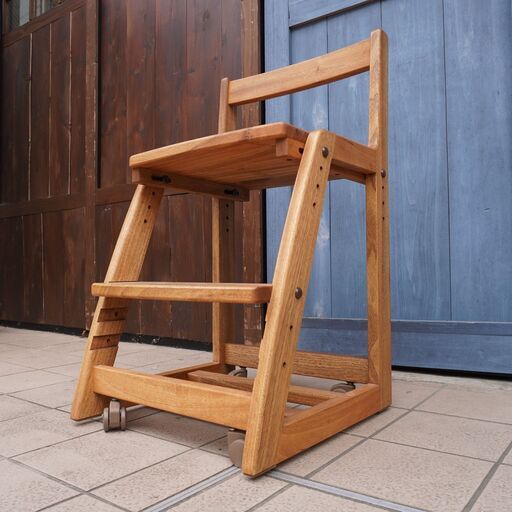 茨城の家具メーカー頑固おやじの学習椅子です。楠無垢材を使用した樟脳の優しい香りがするデスクチェア。サラサラした手触りが心地よい椅子はダイニングのキッズチェアーとしても♪CK208