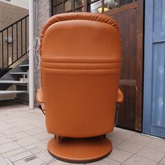 人気のkarimoku(カリモク家具)のRU8600 本革リクライナーです。シンプルでオーソドックスなフォルムのレザー リクライニングチェアはリビングや書斎、シアタールームなどにもおススメです♪CK209