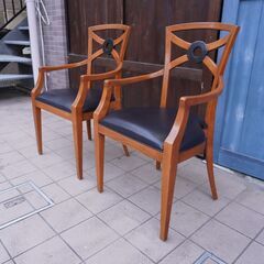 William Switzer(ウィリアム・スウィッツァー)のアームチェア2脚セットです。個性的なデザインの背もたれと曲線的なフレームがレトロな印象のダイニングチェア。ブルックリンスタイルなどにも♪CK213