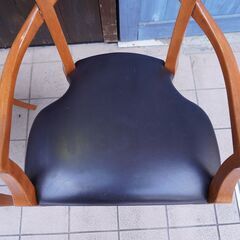 William Switzer(ウィリアム・スウィッツァー)のアームチェア2脚セットです。個性的なデザインの背もたれと曲線的なフレームがレトロな印象のダイニングチェア。ブルックリンスタイルなどにも♪CK213