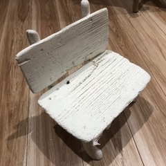 流木の白い椅子