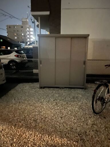 車やバイクの整備品保管に中型物置　中古