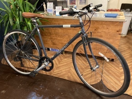 自転車 【momentum】7段変速 700×28cクロスバイク グレー