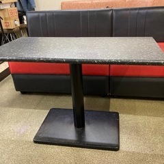 現在カラオケ店で使用している椅子とテーブルです。