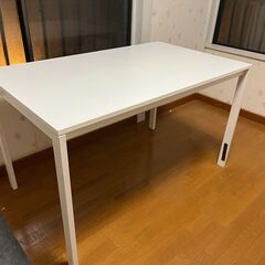 IKEA製のダイニングテーブル