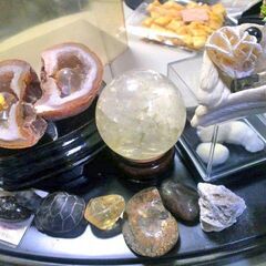 【取引中】ヒマラヤ岩塩（レジカゴ一杯）と天然石各種、その他縁起物...