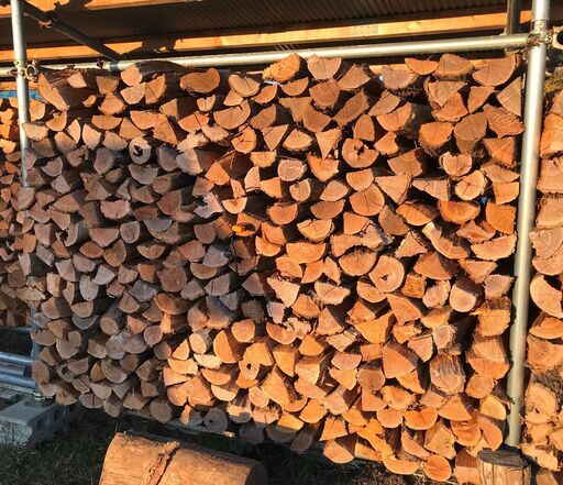 薪ストーブキャンプ広葉樹 薪割済のニセアカシア4-2薪 1棚水分06％ アオリ超え乾燥済今冬すぐに使えます 薪ストーブキャンプ広葉樹 薪割済のニセアカシア薪 1棚 アオリ超え今冬