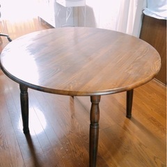 大きな木製丸テーブル