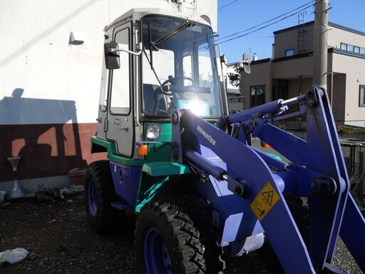 冬の大雪も楽々暖か キャビン付きコマツミニタイヤショベル