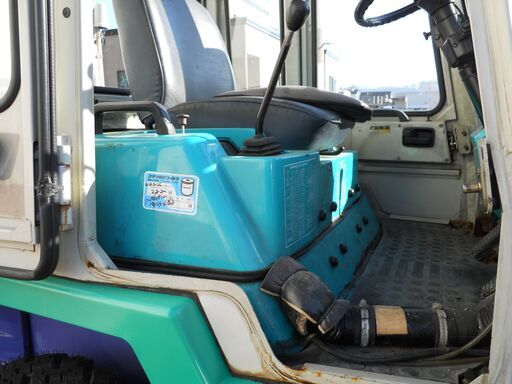 その他 冬の大雪も楽々暖か キャビン付きコマツミニタイヤショベル