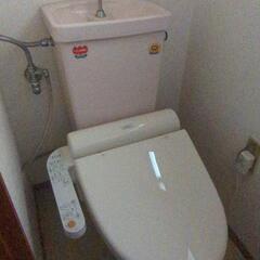 古いトイレ　便器、タンク、ウォシュレット