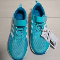 新品のadidasスニーカー。