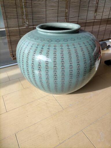 きれいな文様の青磁の壺　存在感があります