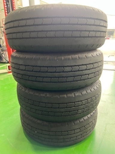 車のパーツ カムロード 夏タイヤ ブリヂストン R202 215/65R15 110 