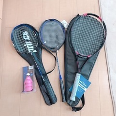 バトミントンラケット2本　テニスラケット1本　