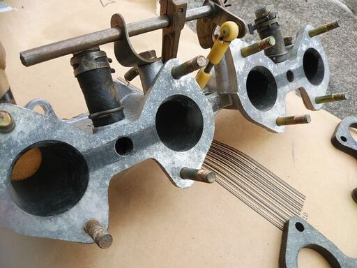 SOLEX   ソレックスキャブレターのインマニ　トヨタ2TG用のインテークマニホールド