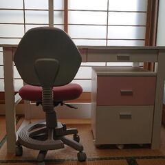 現在交渉中です。学習机と椅子(白とピンクのコンビ)