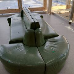 ２６年病院で使用したソファー　２脚　緑