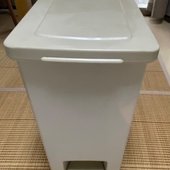 ペダル式　ゴミ箱
