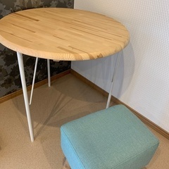 テーブルと椅子（2脚）