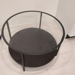 IKEA で買った円形のテーブルです。