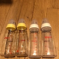 ピジョン　哺乳瓶　瓶、プラスチック容器4本セット
