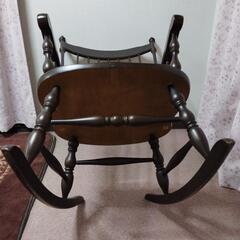 背もたれの高いロッキングチェア