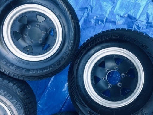 車のパーツ 冬タイヤ 265/70R15 プロシード用アルミ付きスタッドレス 4本組