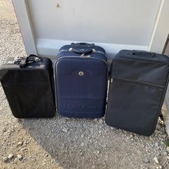 布製スーツケース3つ