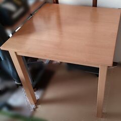 テーブル（幅75×75×高70cm）