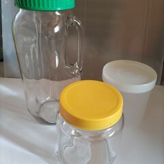 蓋つきの瓶２本とプラスチックケース