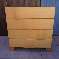 IDEE(イデー)のWAVE(ウェーブ) メープル材 4段チェストです。引き出しの滑らかな曲面と艶やかなメープル材の質感が上品な印象の洋タンス！北欧スタイルやカフェ風にも♪CK322