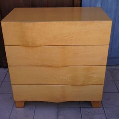 IDEE(イデー)のWAVE(ウェーブ) メープル材 4段チェストです。引き出しの滑らかな曲面と艶やかなメープル材の質感が上品な印象の洋タンス！北欧スタイルやカフェ風にも♪CK322