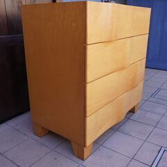 IDEE(イデー)のWAVE(ウェーブ) メープル材 4段チェストです。引き出しの滑らかな曲面と艶やかなメープル材の質感が上品な印象の洋タンス！北欧スタイルやカフェ風にも♪CK322