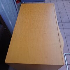 IDEE(イデー)のWAVE(ウェーブ) メープル材 4段チェストです。引き出しの滑らかな曲面と艶やかなメープル材の質感が上品な印象の洋タンス！北欧スタイルやカフェ風にも♪CK322