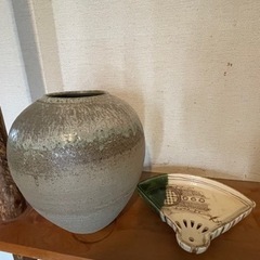 益子焼の大きな壺と扇の形の皿