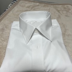 白色カタッターシャツ長袖　新品同様（試着のみ）