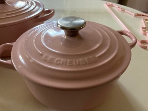 ①ル・クルーゼラウンドキャセロールピンク値下げしました。２０センチ中古美品❤️