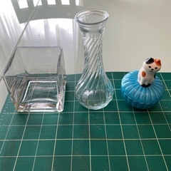 ガラスの小さな花瓶・猫の小物入れ・正方形のガラスの容器セット