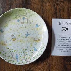 市川和美デザイン
「小鳥と少年の春色皿」