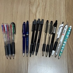 3色4色ボールペンと黒ボールペン