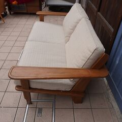 PROUD with UNITED ARROWS FURNITUREより2シーターソファです。シンプルでモダンなフォルムはどこか懐かしさを感じさせてくれます♪北欧スタイルやカフェ風にもおススメ♪CK401