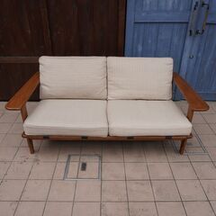 PROUD with UNITED ARROWS FURNITUREより2シーターソファです。シンプルでモダンなフォルムはどこか懐かしさを感じさせてくれます♪北欧スタイルやカフェ風にもおススメ♪CK401